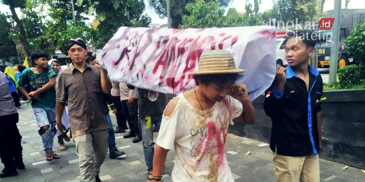 Demo bawa Keranda, Mahasiswa Salatiga Sebut Nurani Pemerintah Mati