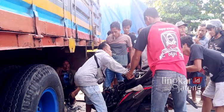 Kecelakaan di Grobogan, Motor Terhimpit Roda Truk Tronton