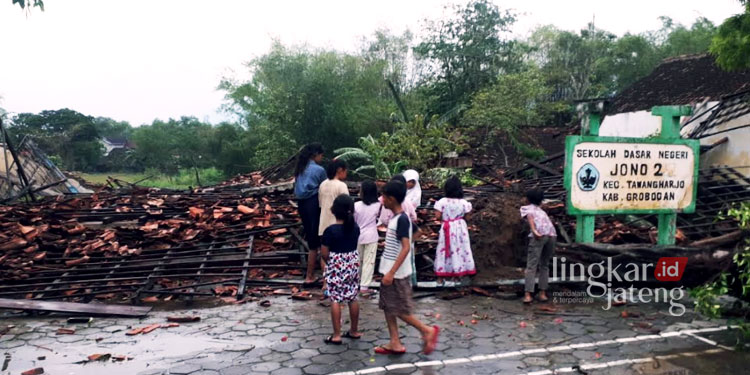 Diterjang Angin Kencang, Gedung SD dan 10 Rumah di Grobogan Rusak