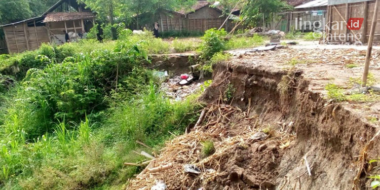 Longsor Telan Rumah Sepanjang 8 Meter, 2 KK Terpaksa Ngungsi di Kalirejo Grobogan