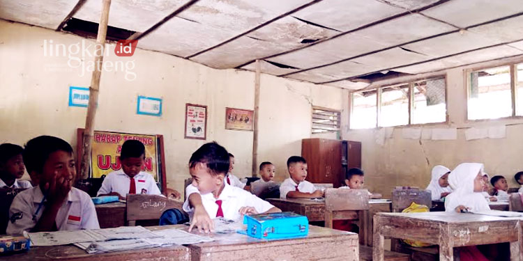 Plafon Disangga Bambu, Siswa di Grobogan Terpaksa Belajar di Ruang Kelas Rusak