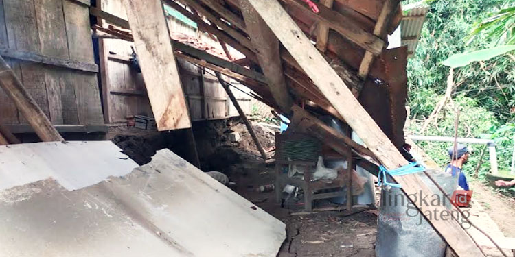 Miris, Rumah di Bantaran Sungai Lusi Grobogan Terancam Roboh Akibat Longsor