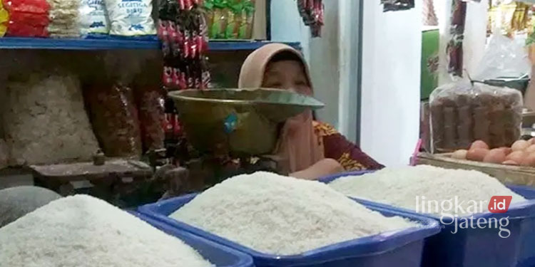 Pedagang di Pasar Godong Grobogan Keluhkan Kenaikan Harga Beras
