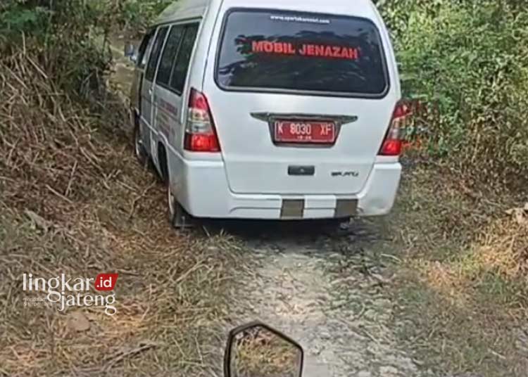 Viral, Sopir Ambulans Antar Jenazah Lewat Jalan Berbatu Tengah Hutan di Grobogan