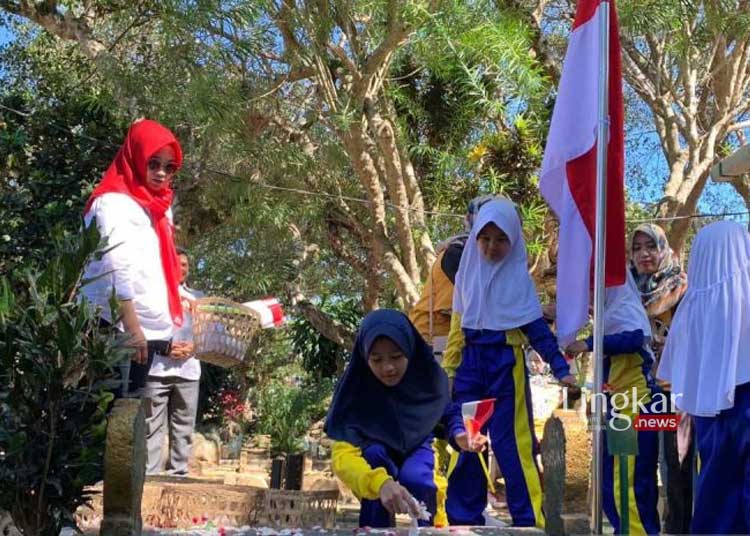 Tanamkan Jiwa Patriotisme, Pelajar Ziarah ke Makam Pejuang di Temanggung