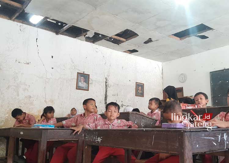 Siswa SDN 1 Karanglangu Grobogan Terpaksa Belajar di Bawah Atap Rusak