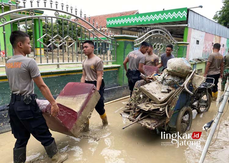 Banjir di Grobogan Surut, Endapan Lumpur dan Sampah Dibersihkan