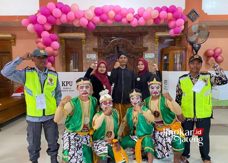 KPPS di Grobogan Gaet Partisipasi Pemilih Pemilu 2024 dengan Kostum Punakawan