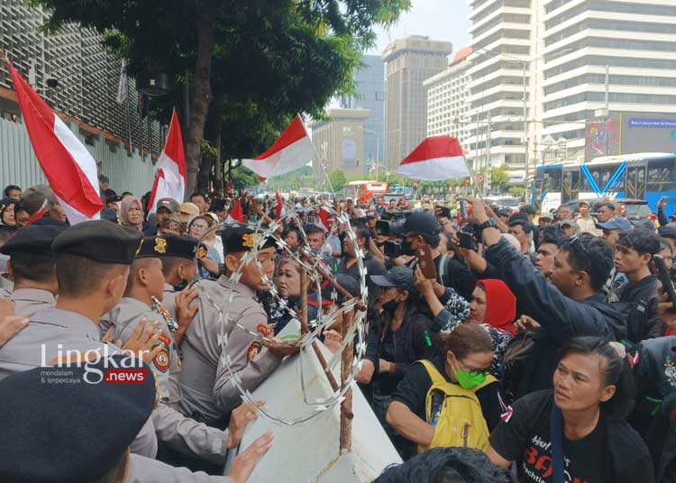 Mendadak Massa Dua Kubu Pro-Kontra Kinerja KPU dan BAWASLU Gelar Demo Bersamaan di Depan Kantor Bawaslu Jakarta