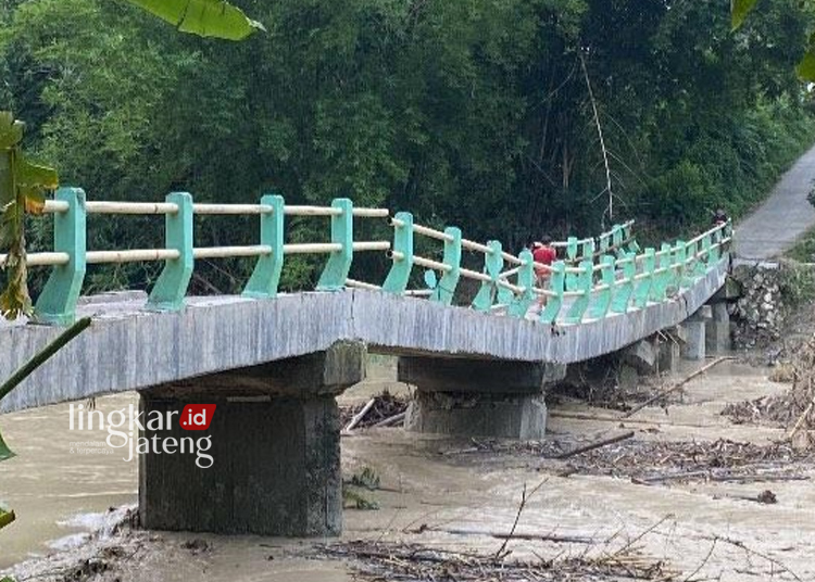 Nyaris Ambrol, Warga Harap Jembatan di Pulokulon Grobogan Segera Dibangun