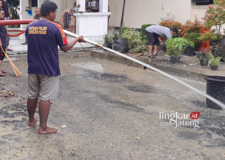 Banjir di Purwodadi Grobogan Surut, Endapan Lumpur Mulai Dibersihkan