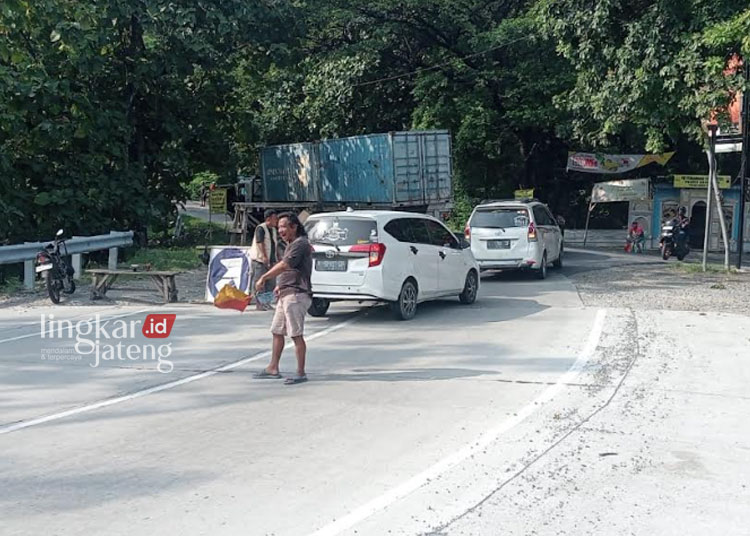Fenomenal di Kalangan Sopir Truk, Inilah Peran ‘Tukang Gebyok’ yang Beroperasi di Jalan Raya Purwodadi-Solo