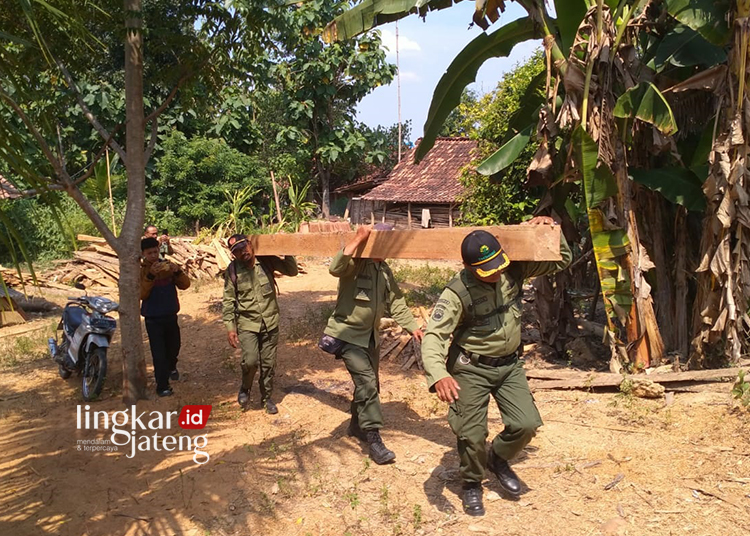 Polisi dan Petugas KPH Purwodadi Amankan 40 Batang Kayu Jati dari Rumah Warga