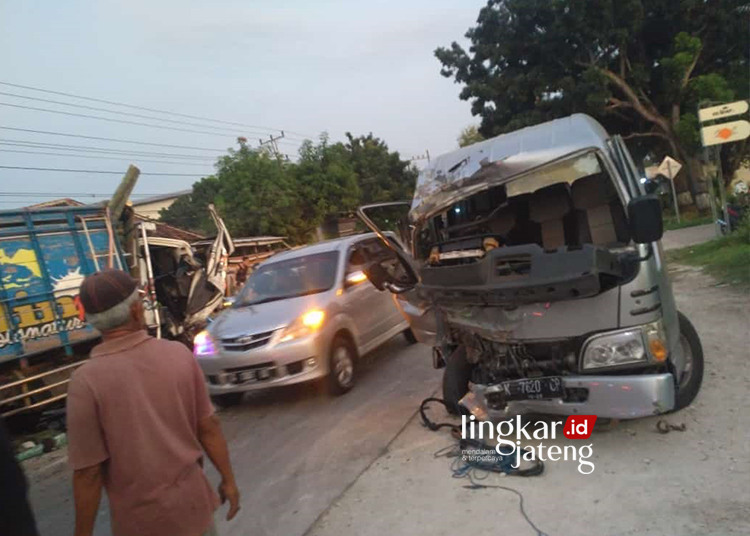 Tragis, Adu Banteng Truk dan Elf di Grobogan Akibatkan Dua Sopir Luka-luka